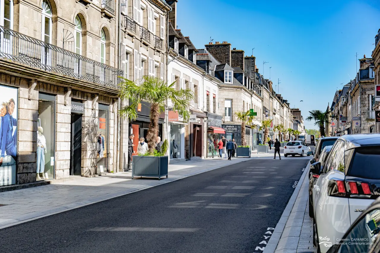 La rue commerçante de Pontivy, ses boutiques et ses passants