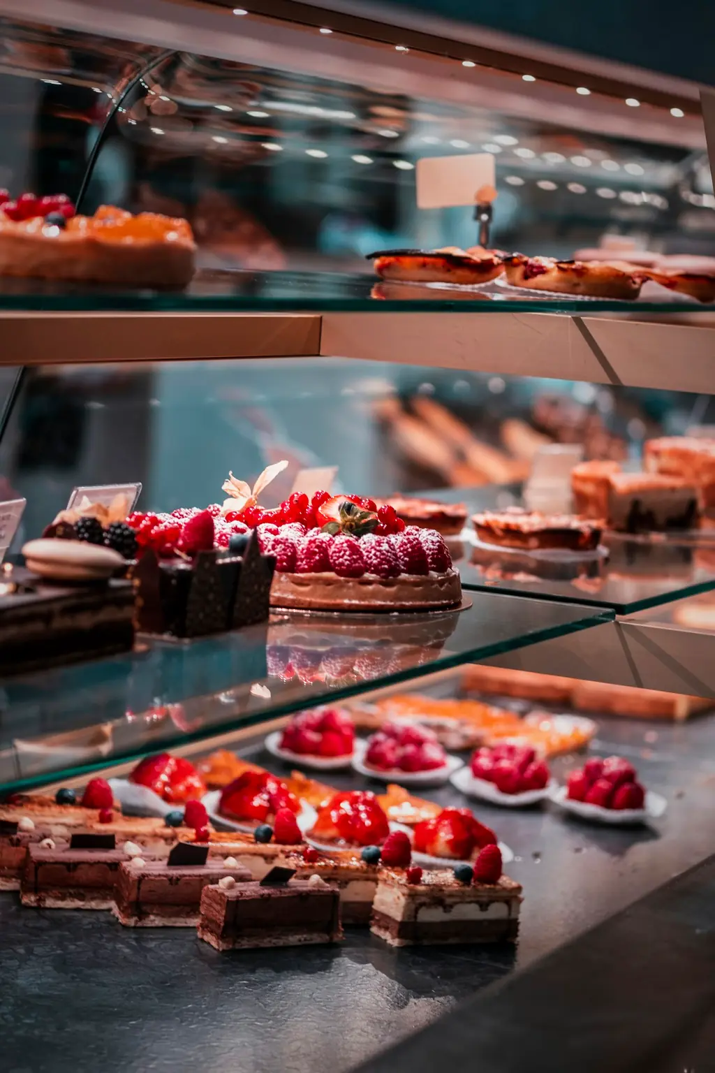Pâtisseries aux fruits présentées en vitrine